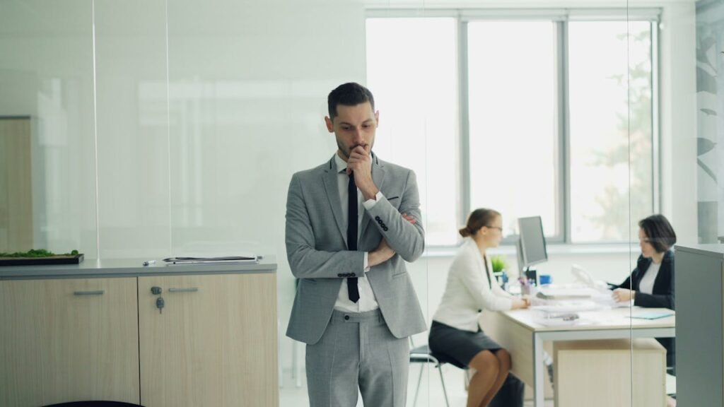 Homem a questionar se vai ficar com no emprego