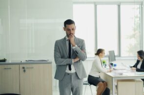 Homem a questionar se vai ficar com no emprego