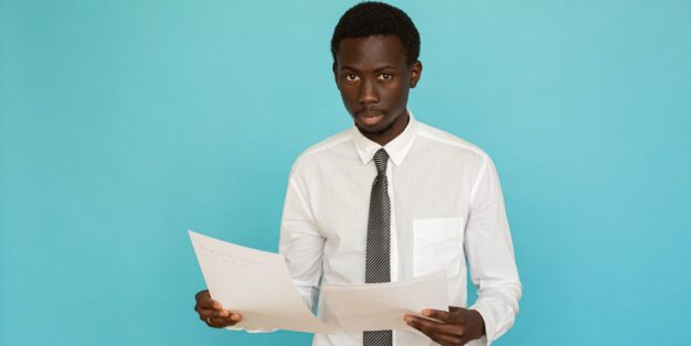 Pessoa a ler ofertas de emprego e a decifrar o que está escrito