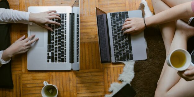Profissionais portuguesas a trabalhar remotamente em casa para uma empresa estrangeira com computador portátil