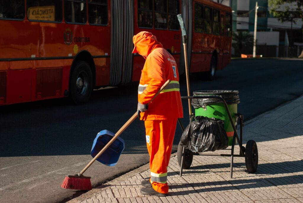 Cantoneiro da autarquia a fazer limpeza da via publica