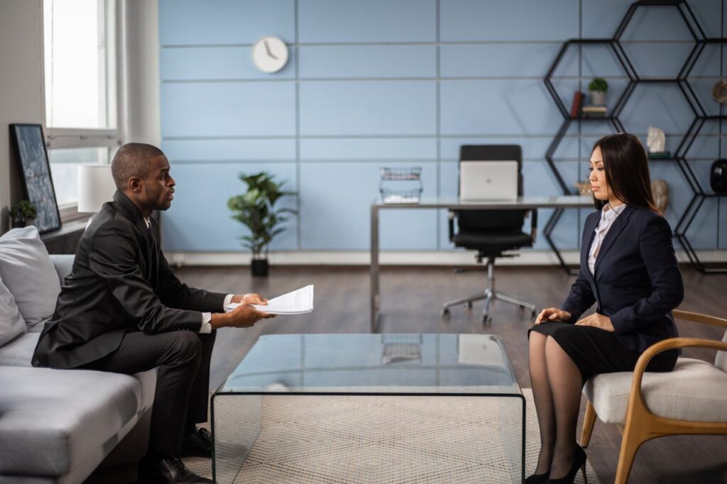 Dois profissionais durante uma entrevista de emprego