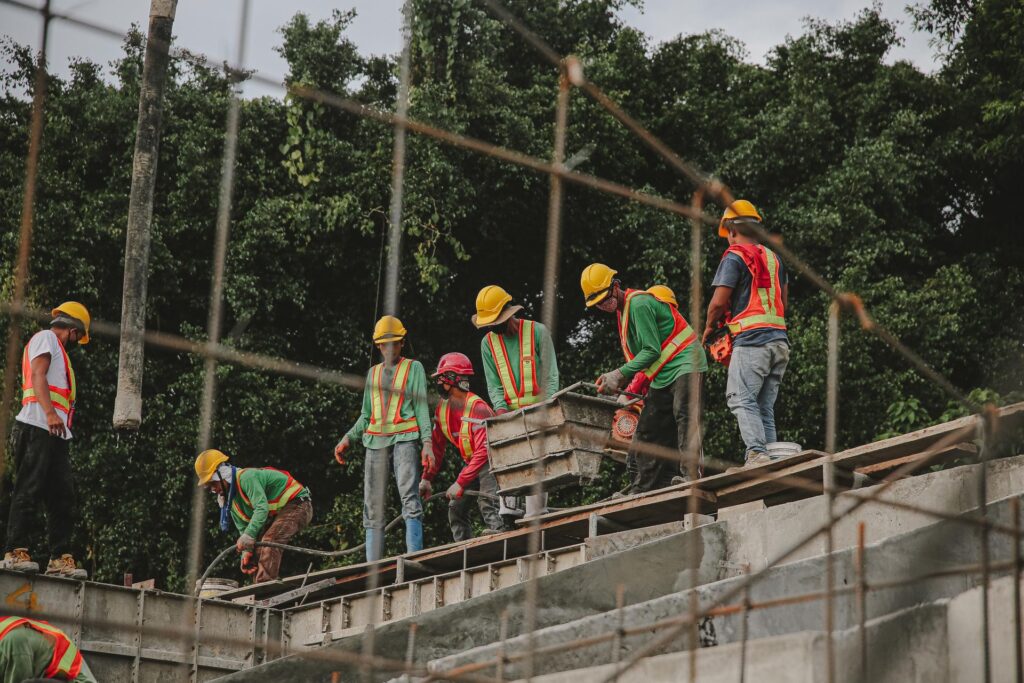 Homens a trabalhar nas obras de construção cívil