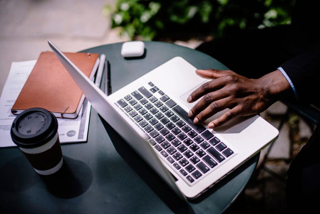 Homem a procurar emprego online