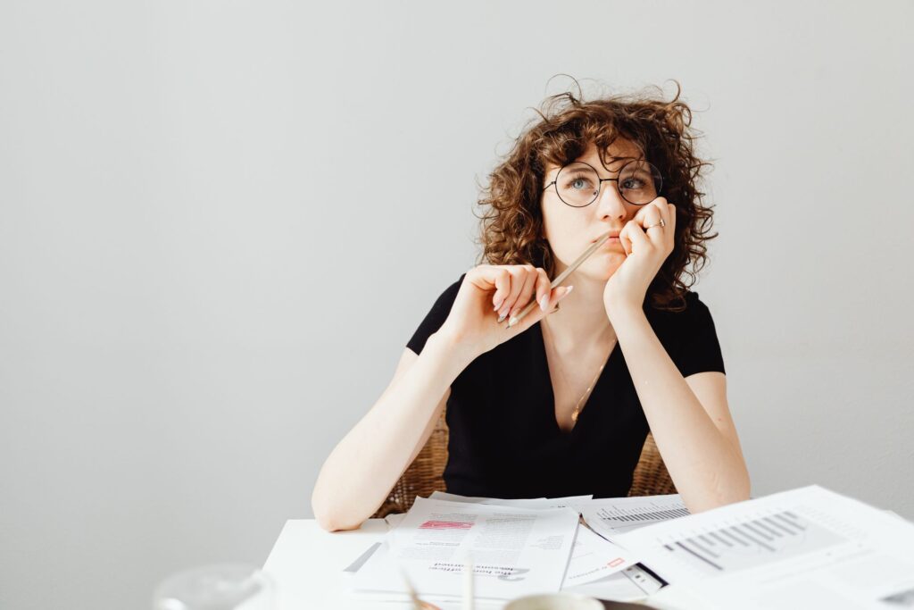 Mulher a ponderar sobre o trabalho